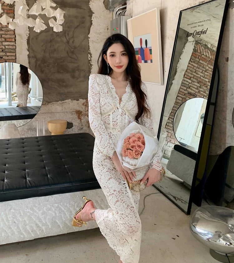 Váy Dài Ren Hoa Tay Ngắn Cổ Chữ V V26011