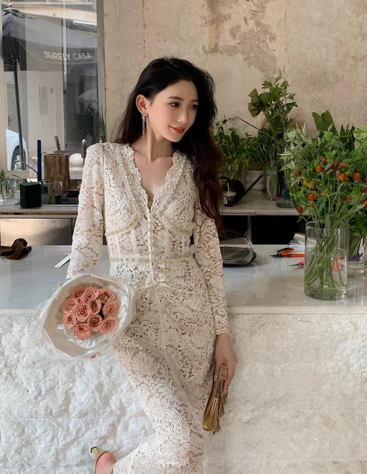 Váy Dài Ren Hoa Tay Ngắn Cổ Chữ V V26011