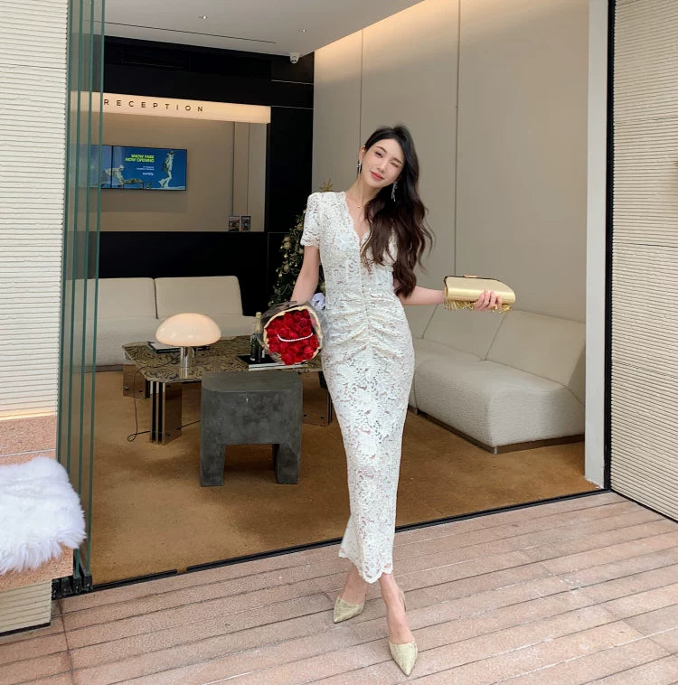 Váy Dài Ren Hoa Tay Ngắn Cổ Chữ V V26011