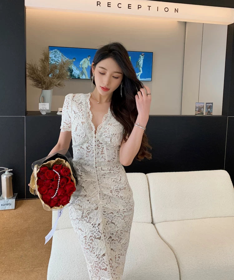 Váy Dài Ren Hoa Tay Ngắn Cổ Chữ V V26011