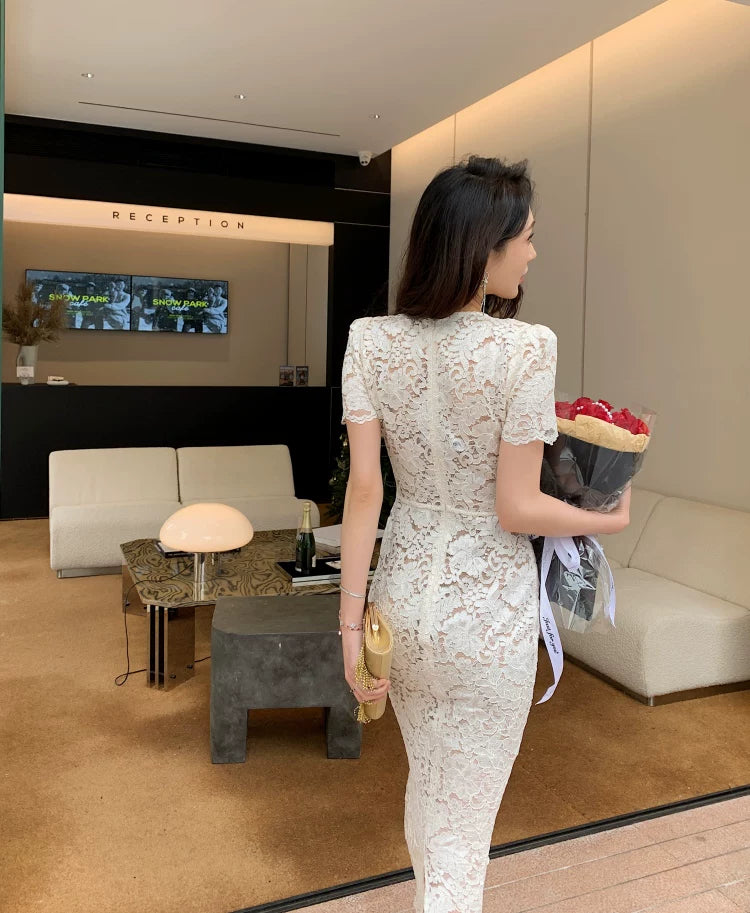 Váy Dài Ren Hoa Tay Ngắn Cổ Chữ V V26011