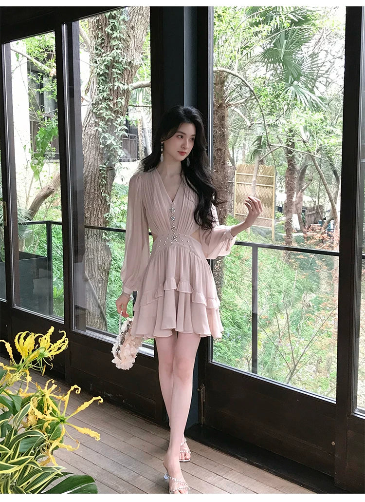 Đầm Tơ Xếp Ly Tay Bồng Cắt Eo Đính Hoa Đá Sang Trọng, Ngọt Ngào Và Tôn Dáng V26017