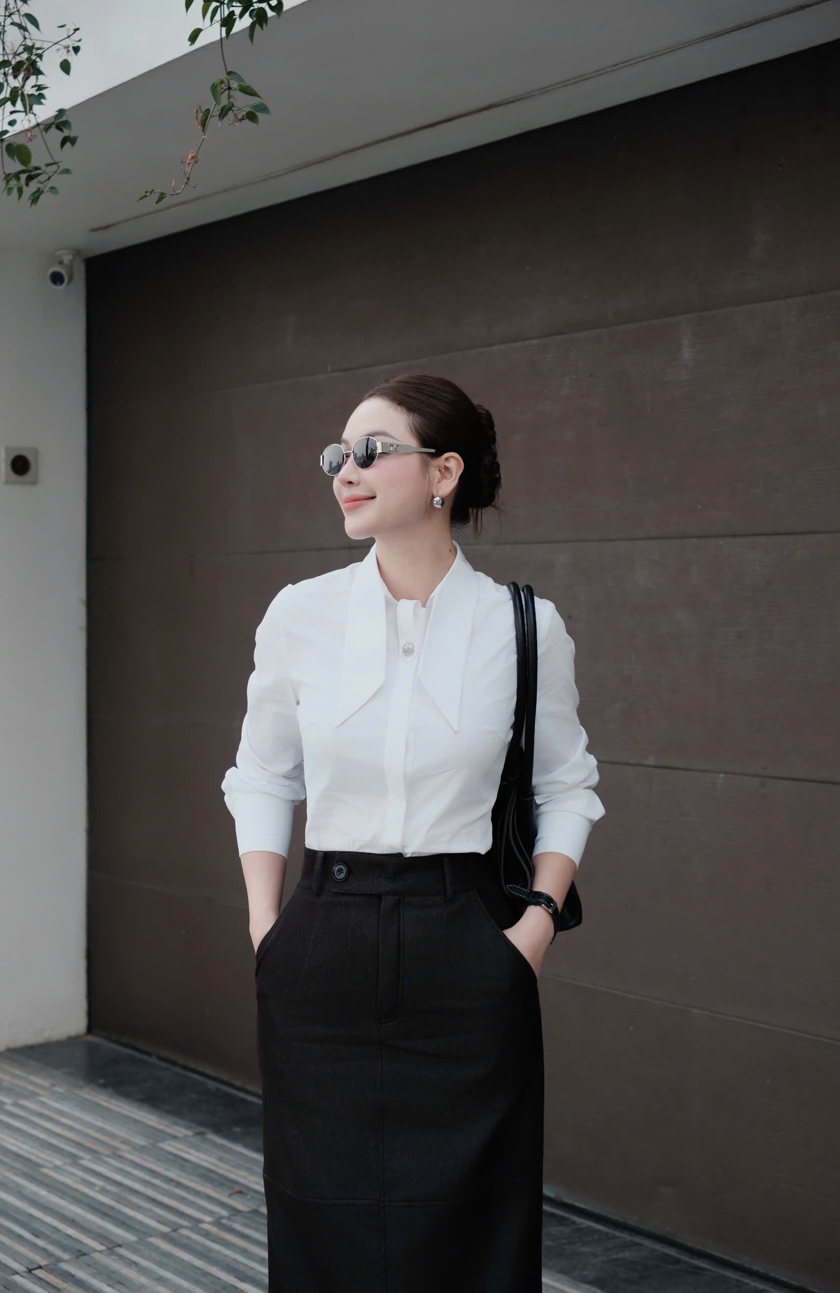 Chân Váy Denim Bút Chì Bổ Diễu Thân Màu Đen Thanh Lịch MACI by MKC MCVCVDE0281 Thời Trang Nữ Thiết Kế Độc Quyền